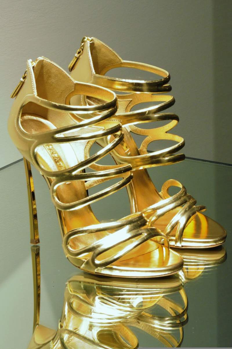 Paire de talons hauts symbolisant les tenues élégantes des soirées au Cap.