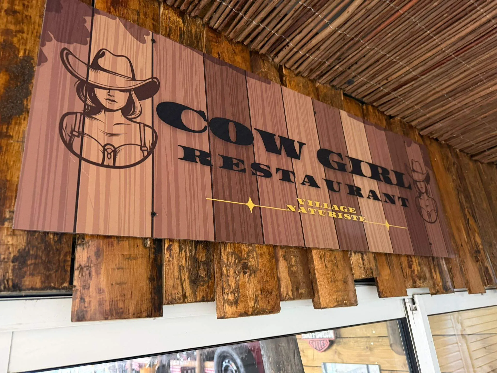 Restaurant Cow Girl au village naturiste du Cap d’Agde, ambiance western et terrasse conviviale