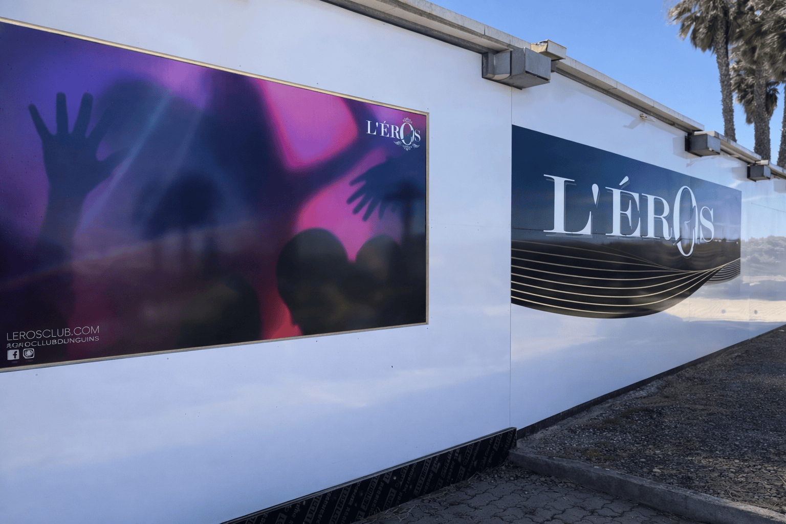 Entrée du bar libertin L’Éros au village naturiste du Cap d’Agde, lieu de rencontres et d’ambiance festive