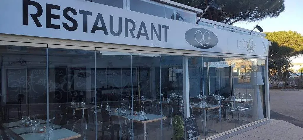 Restaurant Le QG au village naturiste du Cap d’Agde, ambiance conviviale et terrasse agréable