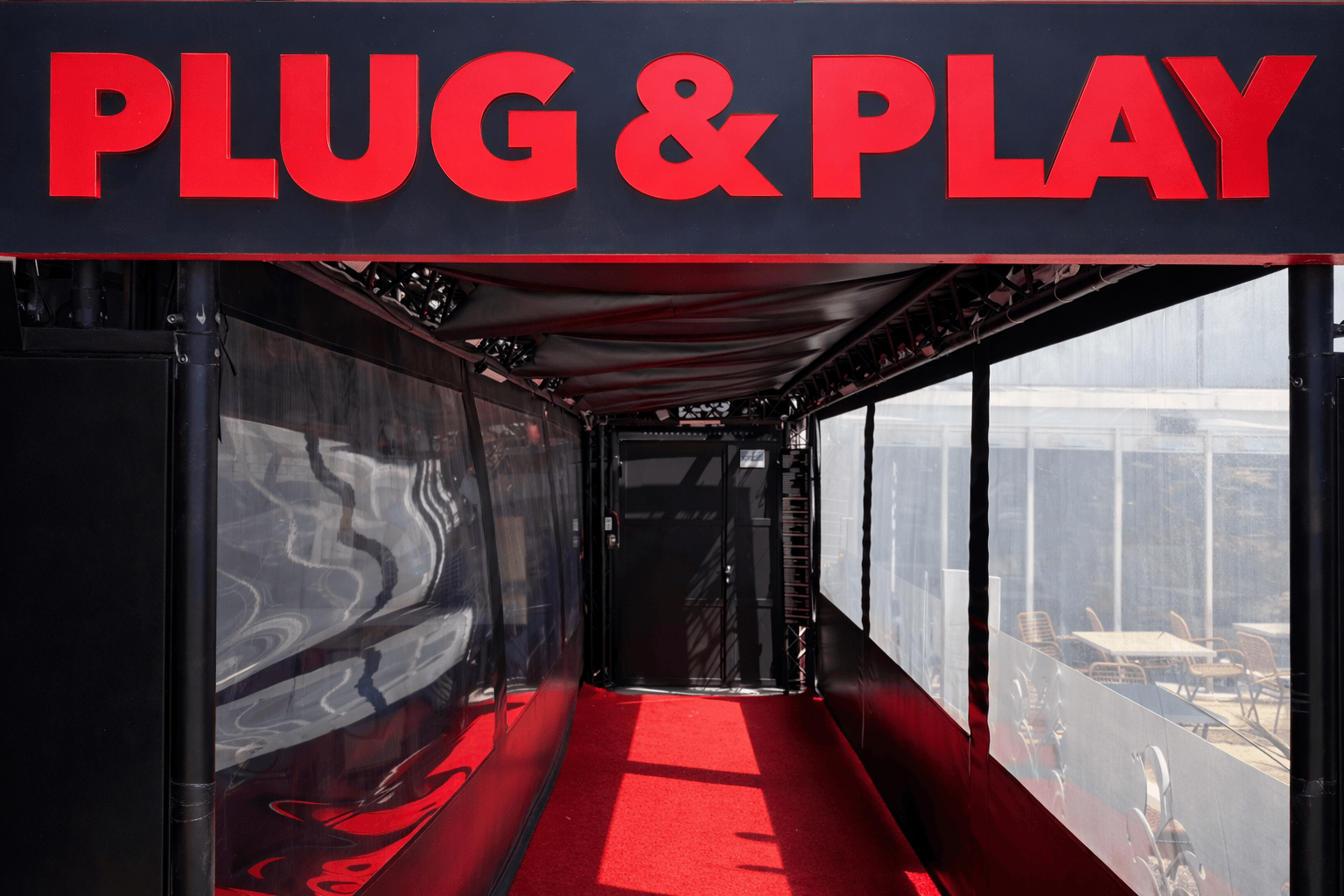 Club libertino Plug and Play en Cap d'Agde: discoteca con un ambiente festivo y moderno