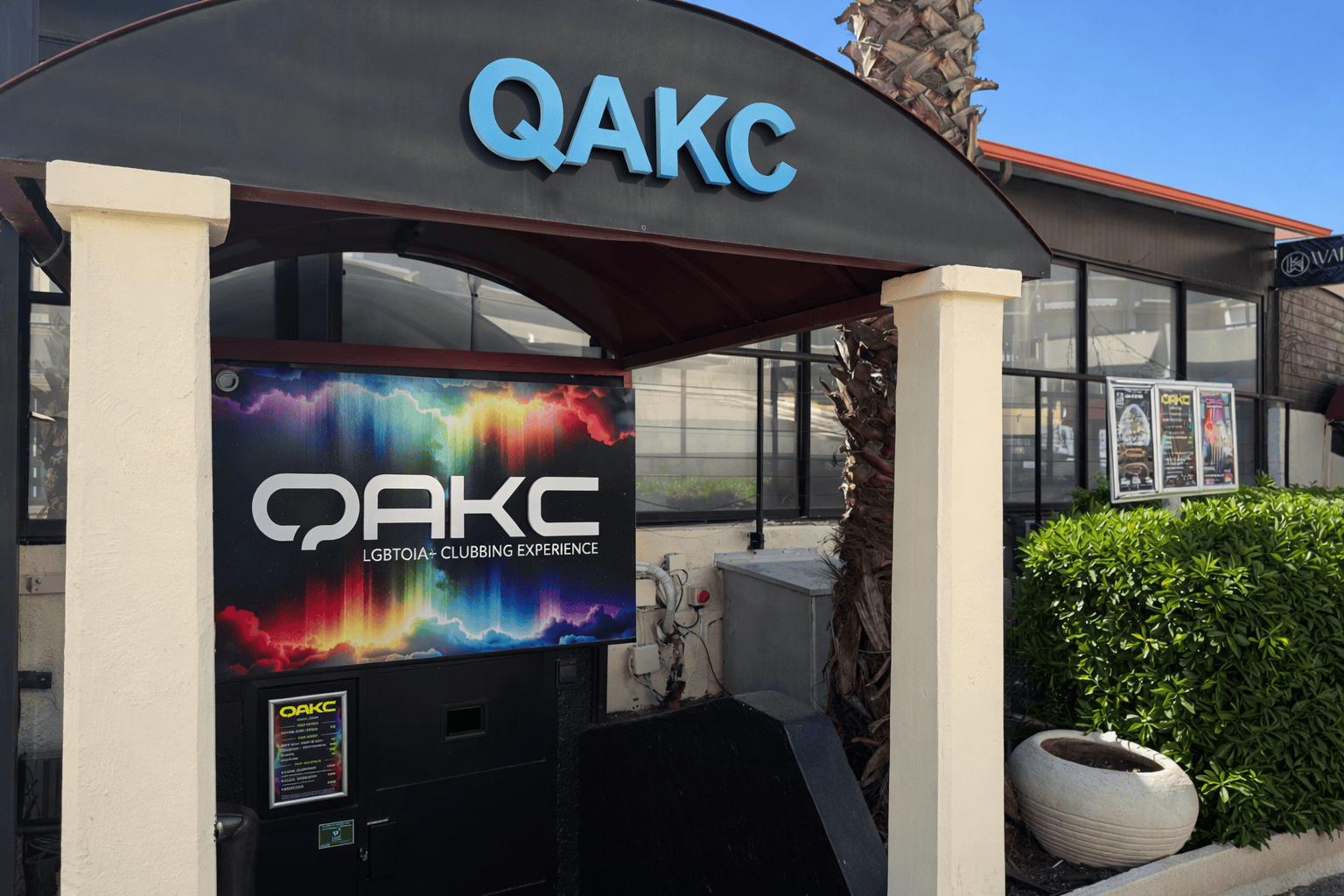 Club libertino QAKC en Cap d'Agde, LGBT, gay e inclusivo, con un ambiente festivo