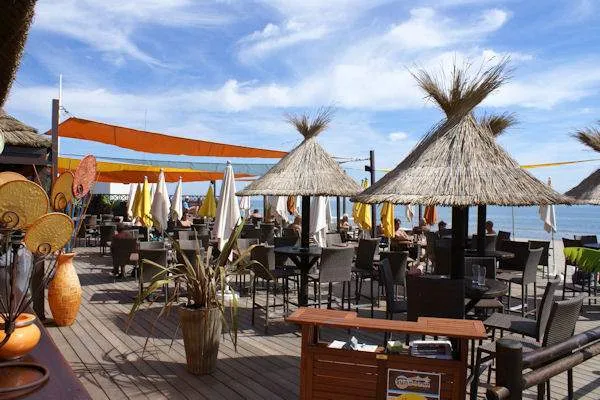 Restaurant Sun Beach au village naturiste du Cap d’Agde, plage et terrasse face à la mer Méditerranée