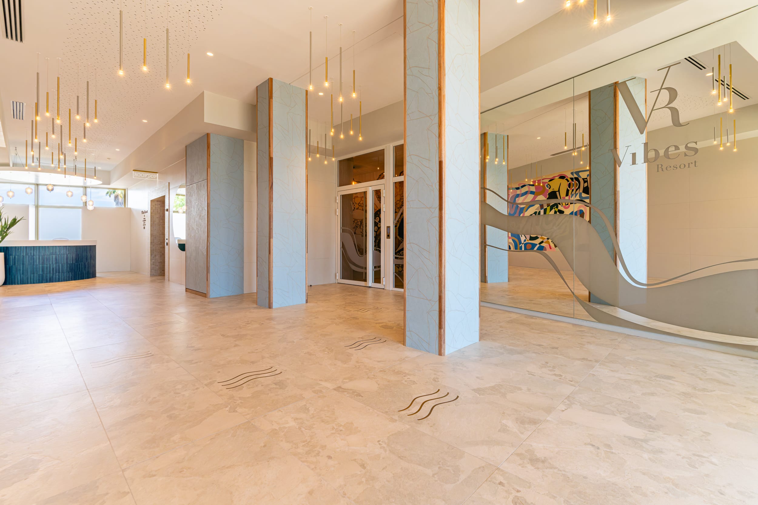 Hall d'accueil élégant du Vibes Resort au Village Naturiste du Cap d'Agde avec décoration contemporaine et finitions haut de gamme.