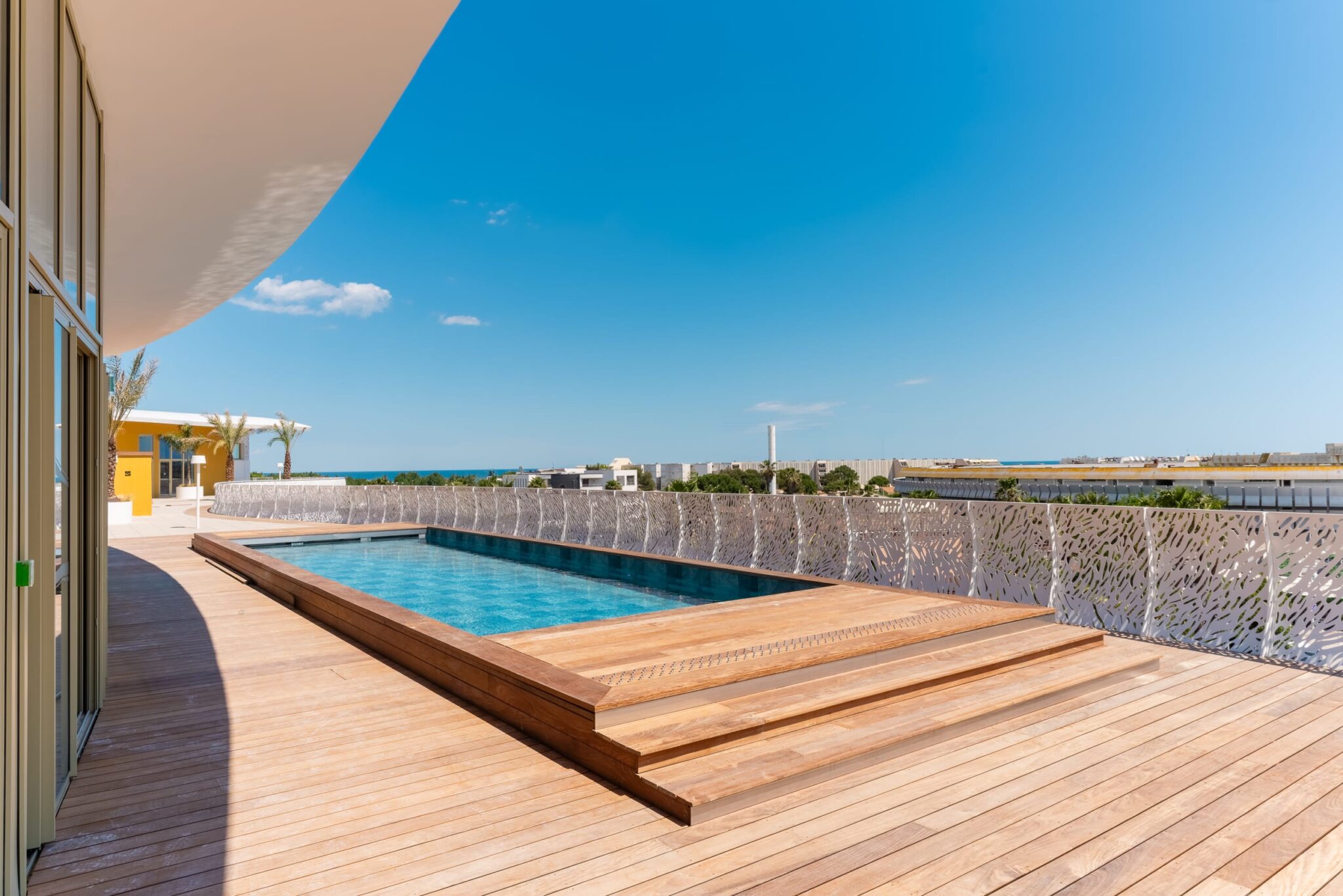 Piscine panoramique sur le rooftop du Vibes Resort au Village Naturiste du Cap d'Agde avec vue sur la Méditerranée.
