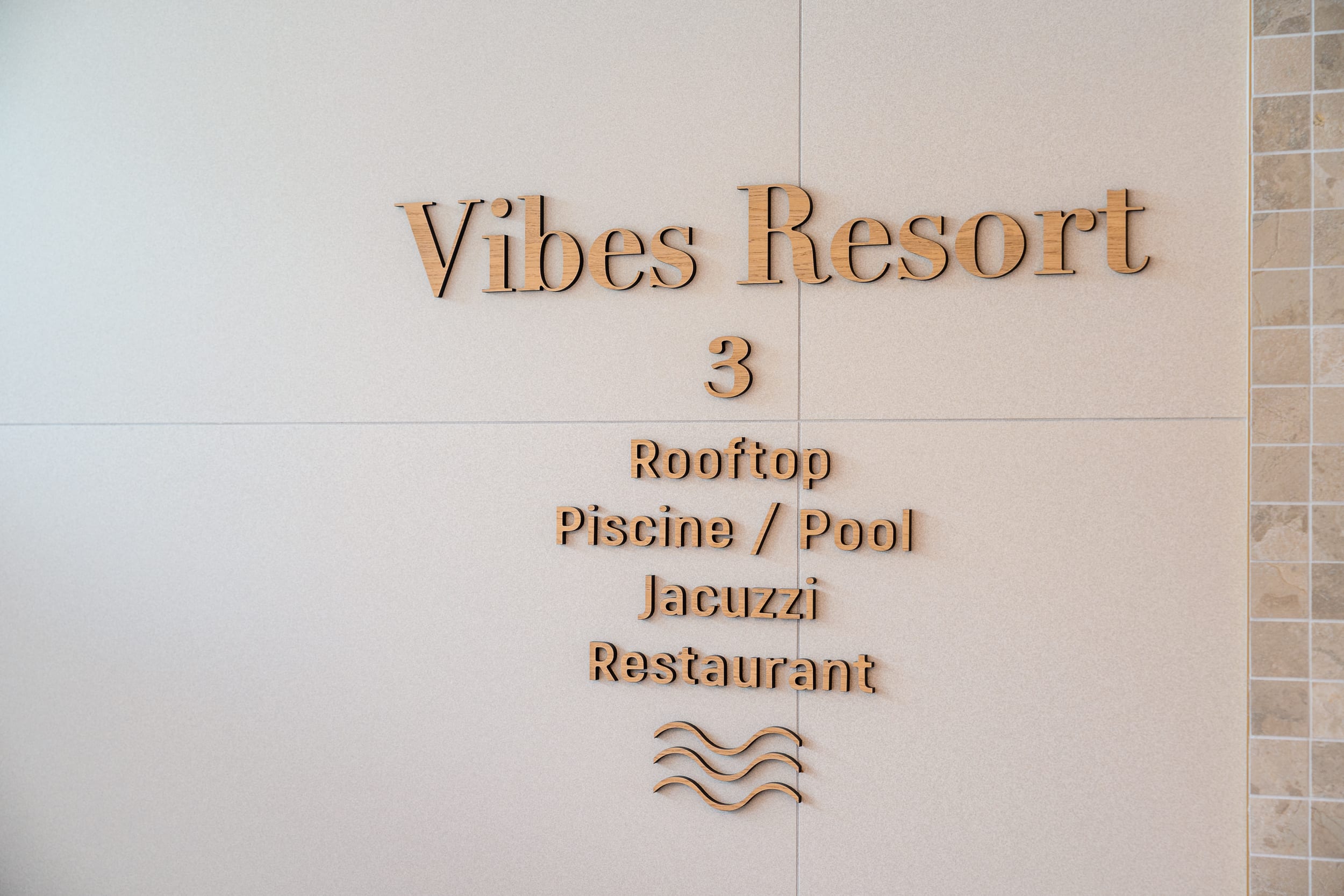 Panneau d'entrée du Vibes Resort au Village Naturiste du Cap d'Agde indiquant rooftop, piscine et jacuzzi.