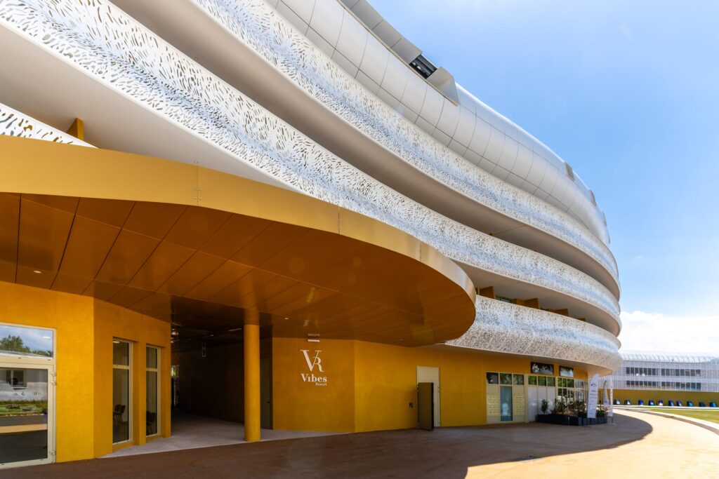 Façade moderne du Vibes Resort au Village Naturiste du Cap d'Agde, résidence haut de gamme à l'architecture contemporaine.