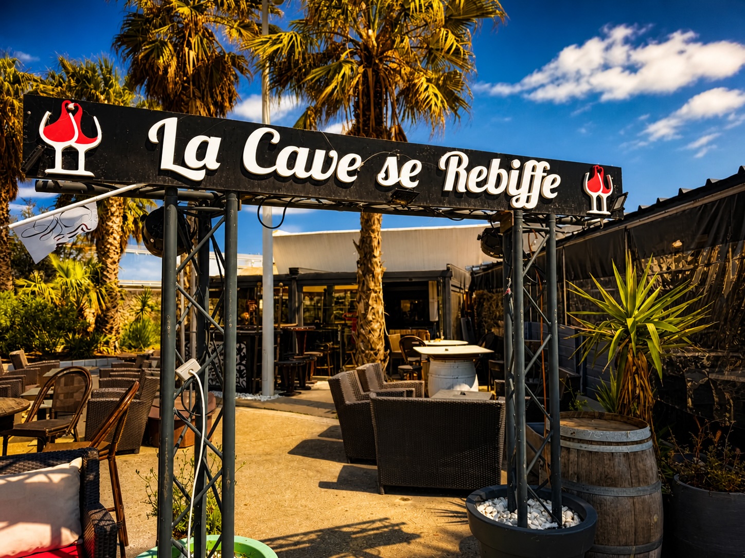 Bar La Cave se Rebiffe avec terrasse conviviale face au port au Cap d’Agde.