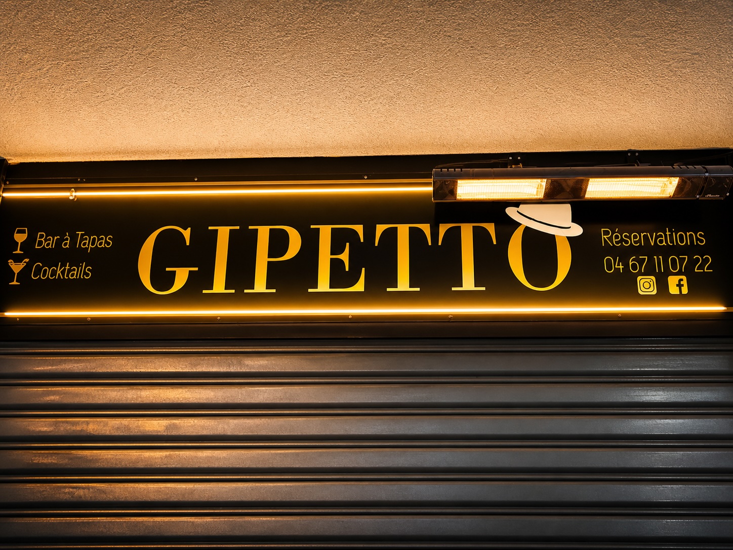 Enseigne du bar Le Gipetto au cœur d’Héliopolis au Cap d’Agde.